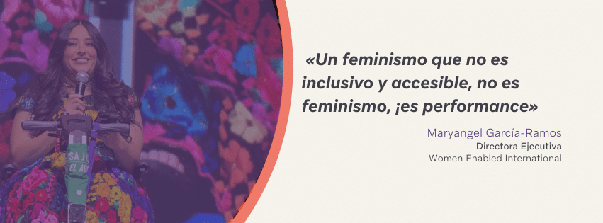 La imagen muestra una fotografía de Maryangel García-Ramos, Directora Ejecutiva de Women Enabled International, hablando en el escenario. Lleva un vibrante vestido con patrones florales y está sentada en un dispositivo de movilidad. El fondo es colorido y está iluminado con luces del escenario. A la derecha de la imagen, hay una cita que dice: «Un feminismo que no es inclusivo y accesible, no es feminismo, ¡es performance!». Debajo de la cita, el nombre de Maryangel García-Ramos aparece en morado, seguido de su título, «Directora Ejecutiva», y «Women Enabled International», en letras más pequeñas. El diseño incluye un acento curvo de color melocotón en el lado izquierdo, que enmarca parcialmente la imagen.