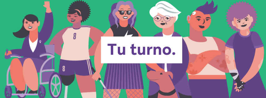 Sobre un fondo verde, 6 ilustraciones de mujeres diversas, algunas utilizan silla de ruedas, prótesis en brazo o pierna, bastón y animal de servicio. Frente a ellas el título "Tu turno" en letras moradas sobre un rectángulo blanco que las enmarca.