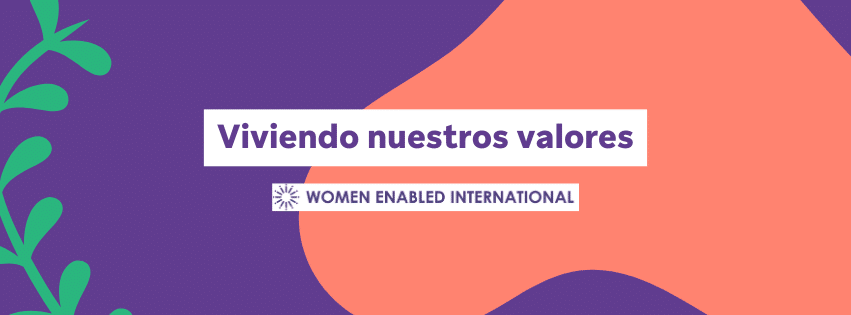 Sobre un fondo morado se lee el título "Viviendo nuestros valores" y el logo de Women Enabled International, dos figuras abstractas, una de color coral y otra asemejando a una planta de color verde adornan el fondo.