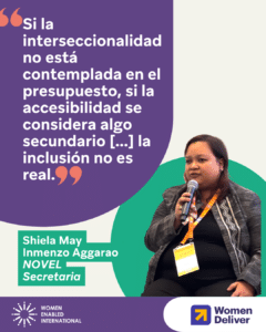 Banner institucional que presenta una fotografía de Sheila May Inmenzo Aggaro, Secretaria de NOVEL, sosteniendo un micrófono mientras habla. A su lado, se destaca una cita textual: "Si la interseccionalidad no está contemplada en el presupuesto, si la accesibilidad se considera algo secundario [...] la inclusión no es real."